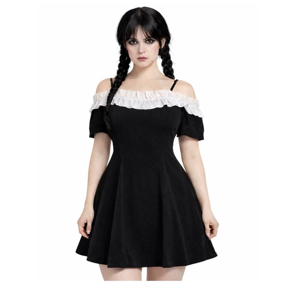 Dresses & Skirts - NWT Wednesday Black Dress